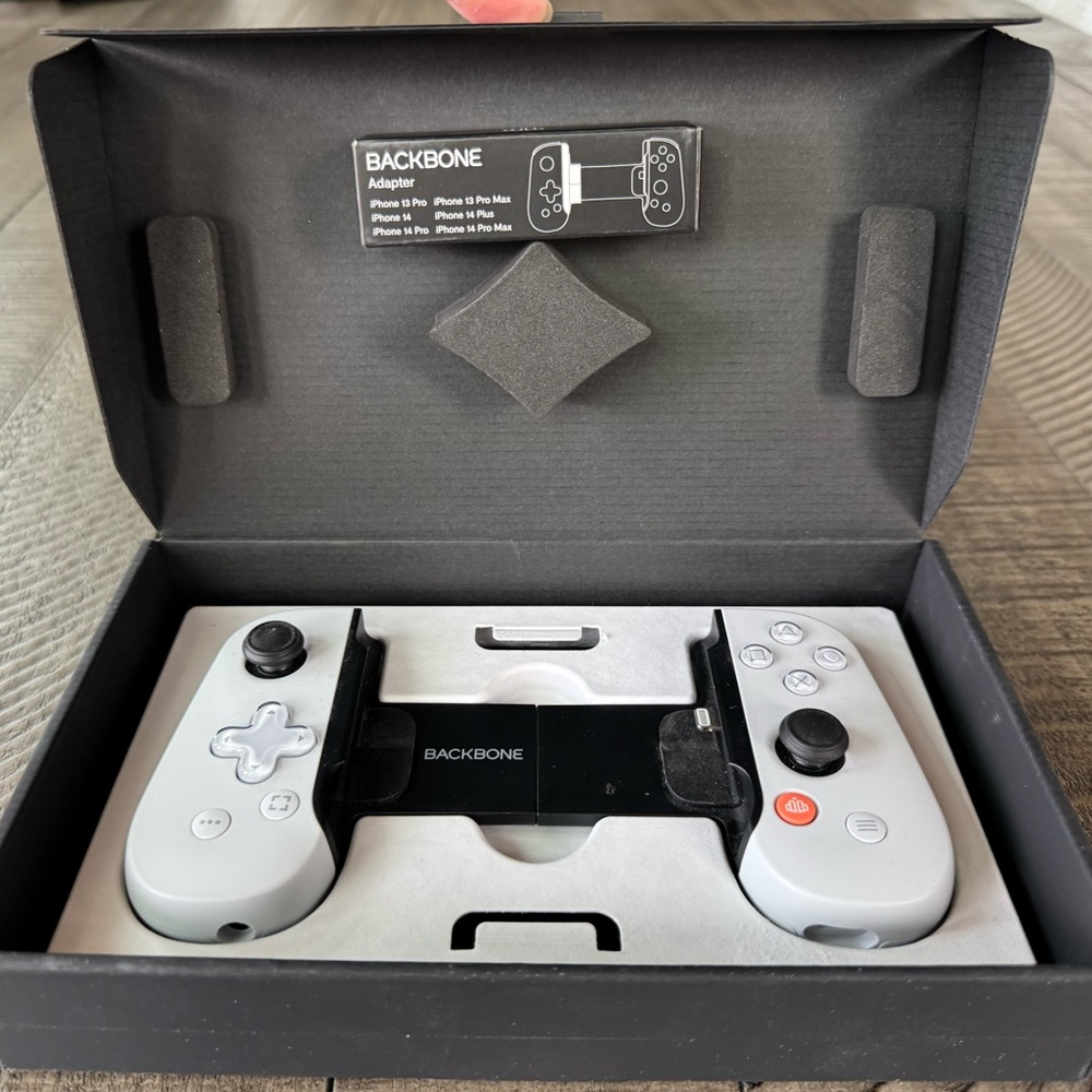 BACKBONE - PlayStation Edition Mobile Gaming Controller for iPhone - Picture 6 of 12